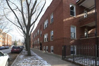 2453 W Sunnyside Ave in Chicago, IL - Building Photo - Building Photo