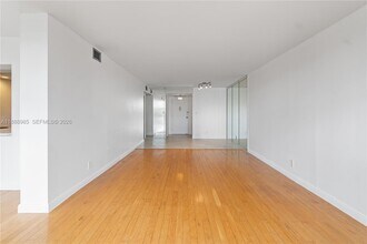 800 Parkview Dr in Hallandale Beach, FL - Foto de edificio - Building Photo