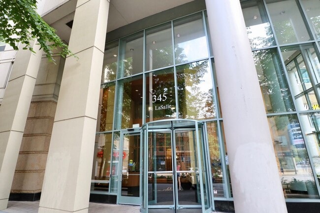 345 N La Salle Dr in Chicago, IL - Foto de edificio - Building Photo