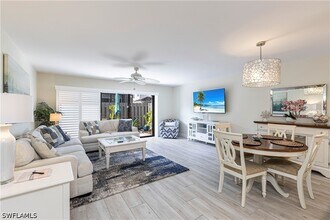 833 Meadowland Dr in Naples, FL - Foto de edificio - Building Photo