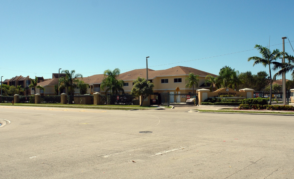Green Vista Apartments in Hialeah, FL - Foto de edificio