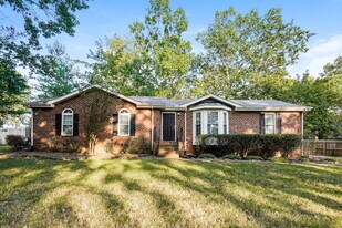 218 Lakeside Park Dr in Hendersonville, TN - Building Photo