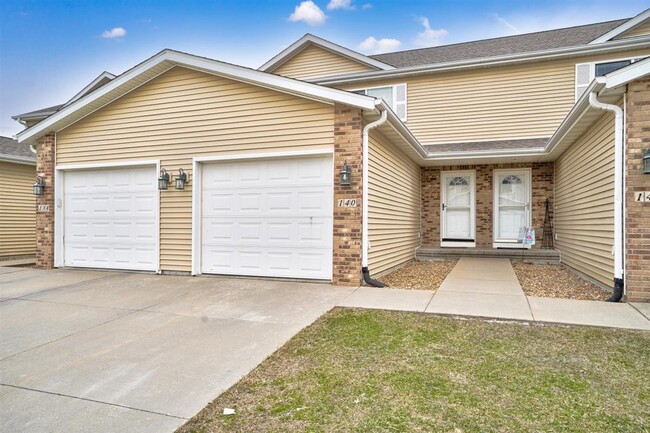 140 War Admiral Lane in North Liberty, IA - Foto de edificio - Building Photo