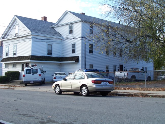 11 Court St in Milford, MA - Foto de edificio - Building Photo