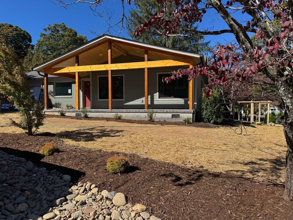100 Beech St in Black Mountain, NC - Building Photo