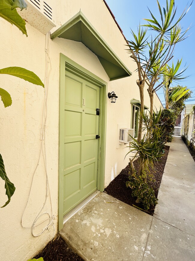 633 Rose Ave, Unit B in Venice, CA - Building Photo - Building Photo