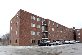 Crestview Apartments in Cleveland, OH - Building Photo - Building Photo