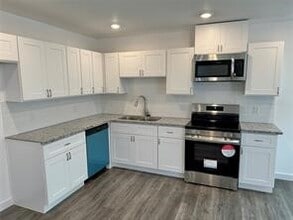 8128 Sterlingshire St in Houston, TX - Foto de edificio - Building Photo