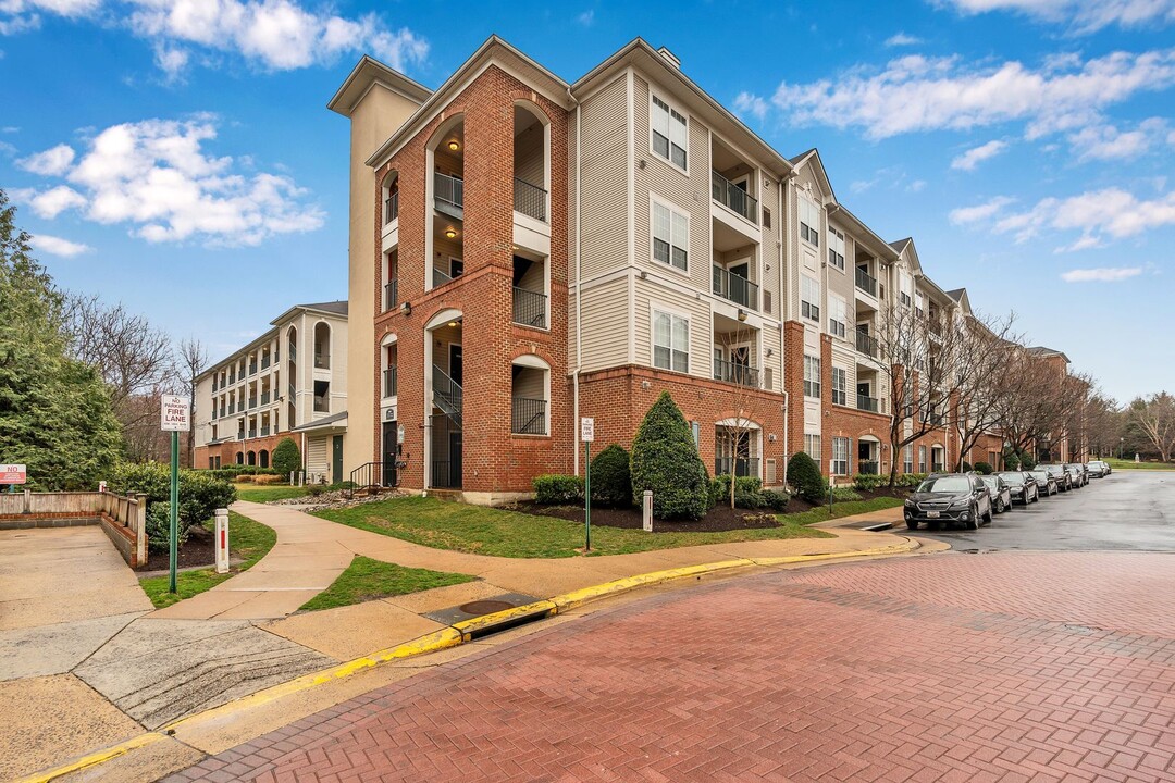 4860 Eisenhower Ave in Alexandria, VA - Building Photo