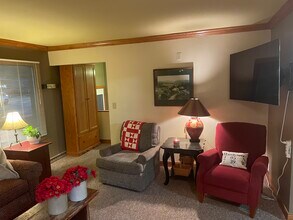 304 N Rapids Rd, Unit Apt #1A in Manitowoc, WI - Building Photo - Building Photo