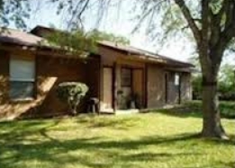 Country Village in Sabinal, TX - Foto de edificio