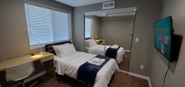 1803 N 200th St in Shoreline, WA - Foto de edificio - Building Photo