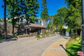 12001 Crest Ct in Beverly Hills, CA - Building Photo - Building Photo