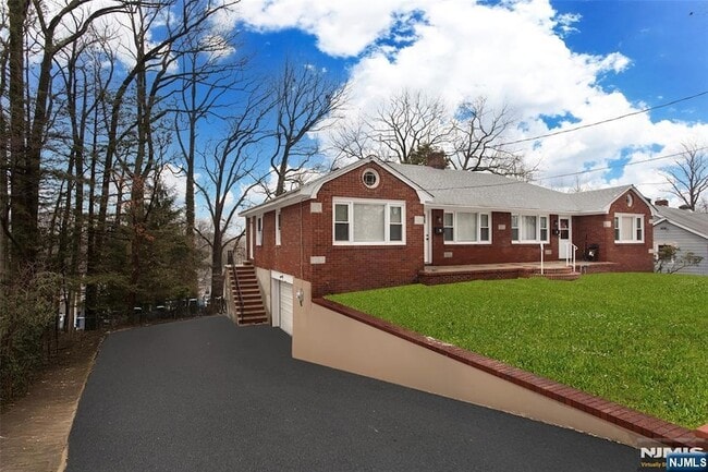 76 S Farview Ave in Paramus, NJ - Building Photo - Building Photo