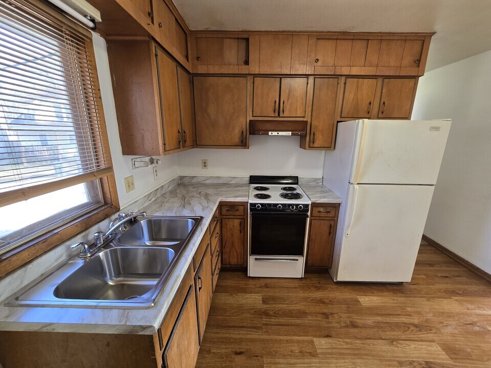 800 W Mullan Ave in Waterloo, IA - Building Photo