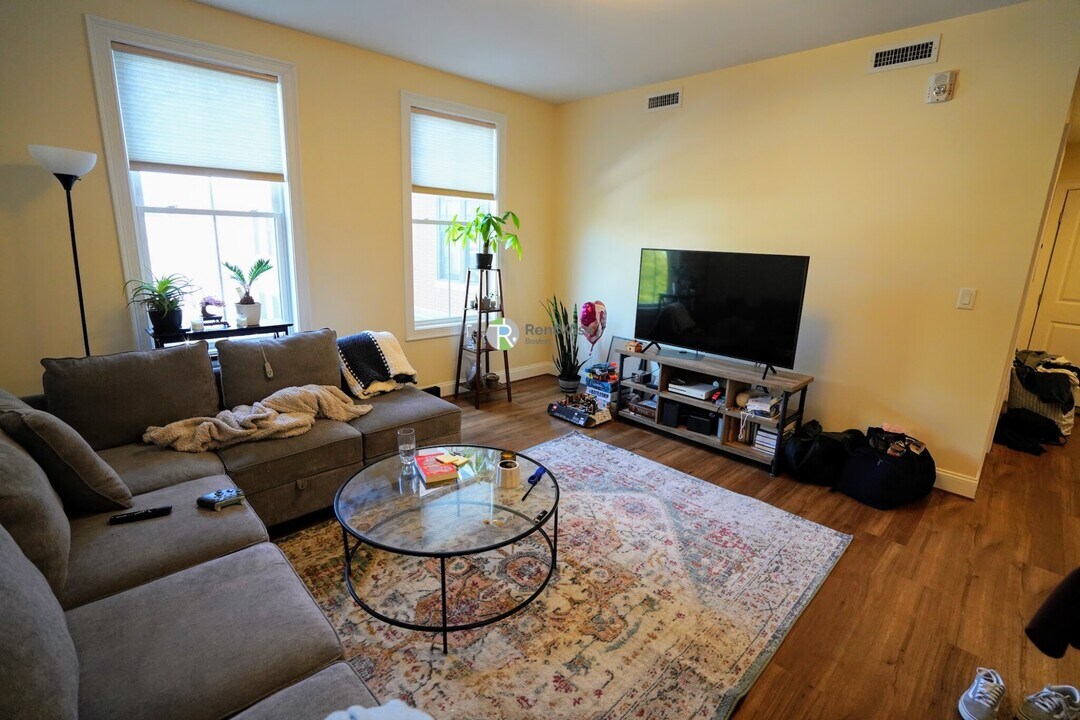 315 Broadway in Somerville, MA - Foto de edificio