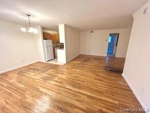 285 Artist Lake Dr in Middle Island, NY - Building Photo - Building Photo