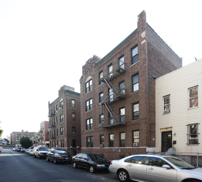 30-33 32nd St in Astoria, NY - Foto de edificio - Building Photo