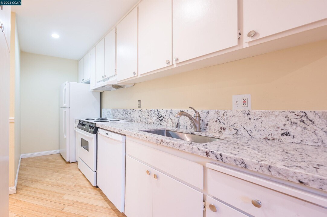 951 Bancroft Rd in Concord, CA - Building Photo