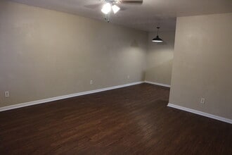 991 6th Street, Unit B in Somerville, TX - Building Photo - Building Photo