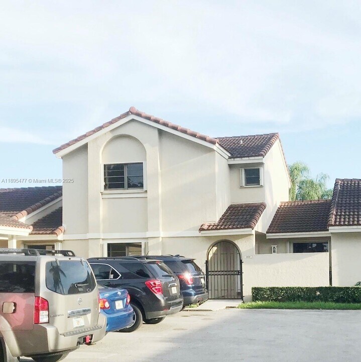 6024 NW 172nd Terrace in Hialeah, FL - Foto de edificio