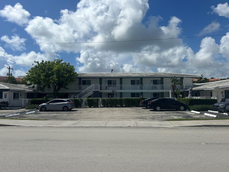 330 W Camino Real in Boca Raton, FL - Building Photo