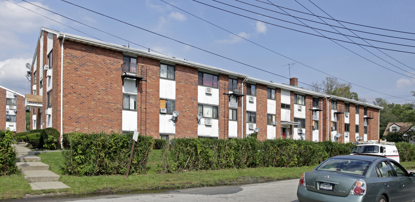 Empress Garden Apartments in Spring Valley, NY - Foto de edificio