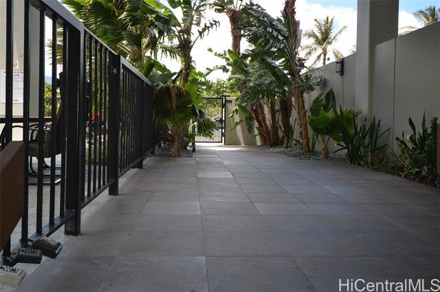 2465 Ala Wai Blvd in Honolulu, HI - Building Photo - Building Photo