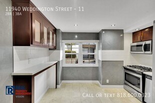 11940 Weddington St in Los Angeles, CA - Building Photo