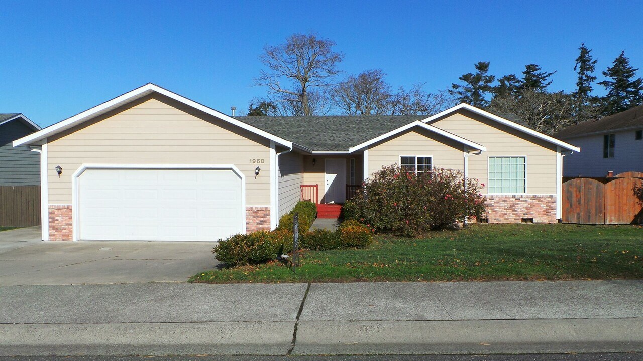1960 SW 16th Ave in Oak Harbor, WA - Building Photo