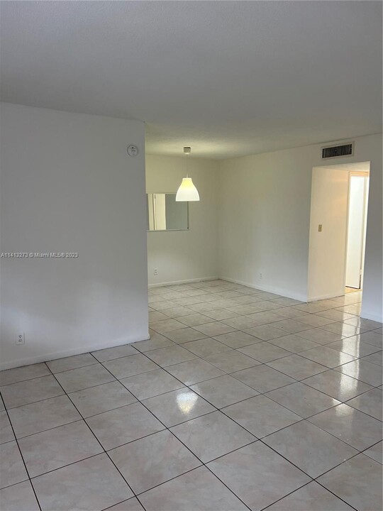 8704 NW 35th St, Unit 208 in Coral Springs, FL - Building Photo