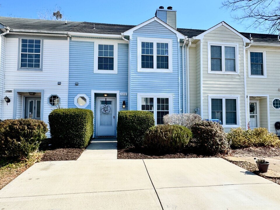 1310 Victorian Crescent in Virginia Beach, VA - Building Photo