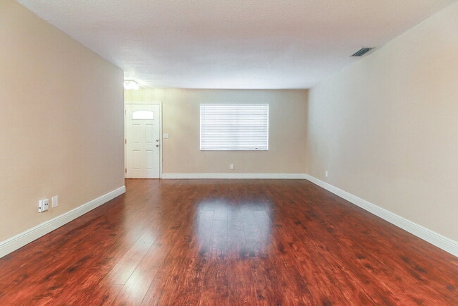 246 Las Palmas St in Royal Palm Beach, FL - Foto de edificio - Building Photo