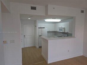 10 Aragon Ave in Miami, FL - Building Photo - Building Photo