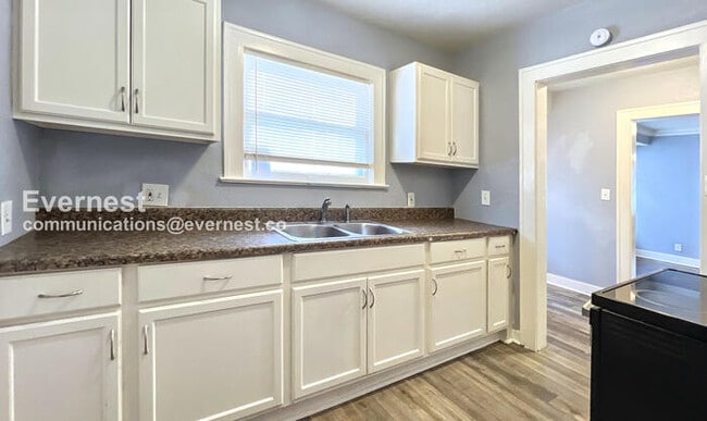 2215 E Gregory Blvd in Kansas City, MO - Building Photo - Building Photo