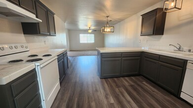 6118 Royal Coach Cir in Bakersfield, CA - Foto de edificio - Building Photo