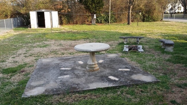 1628 Old Niles Ferry Rd in Maryville, TN - Foto de edificio - Building Photo