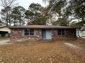 901 Greenbriar Rd in Hinesville, GA - Building Photo