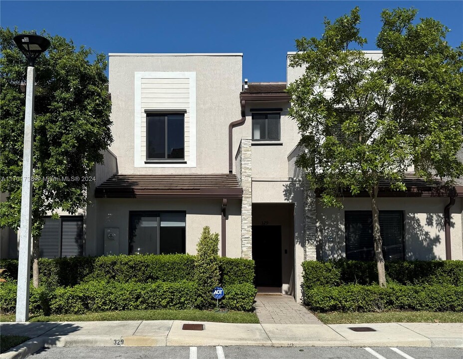 329 NE 208th Terrace in Miami, FL - Building Photo