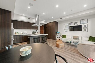 556 Flores St in West Hollywood, CA - Building Photo - Building Photo