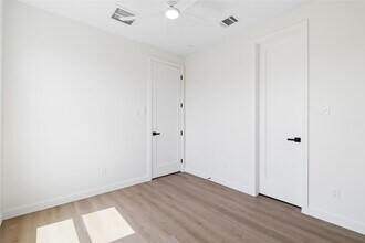 8022 Colonial Ln in Houston, TX - Building Photo - Building Photo