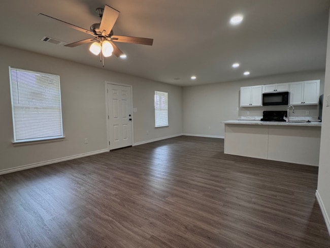 102 Pecan Dr in Lacy Lakeview, TX - Foto de edificio - Building Photo