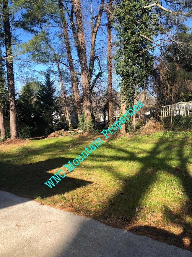 22 Royal Pines Dr in Asheville, NC - Building Photo - Building Photo