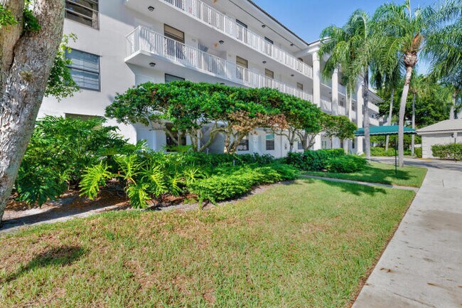 3636 Whitehall Dr-Unit -106 in West Palm Beach, FL - Building Photo - Building Photo