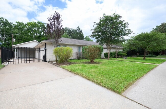 7546 Maple Tree Dr in Houston, TX - Building Photo - Building Photo