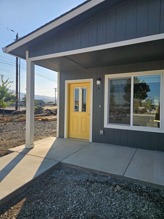 600 S Pacific Hwy in Talent, OR - Building Photo