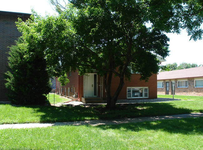 1215 B St in Lincoln, NE - Foto de edificio - Building Photo