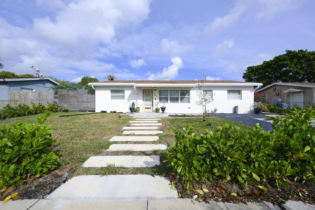 241 NE 16th Ct in Boynton Beach, FL - Building Photo