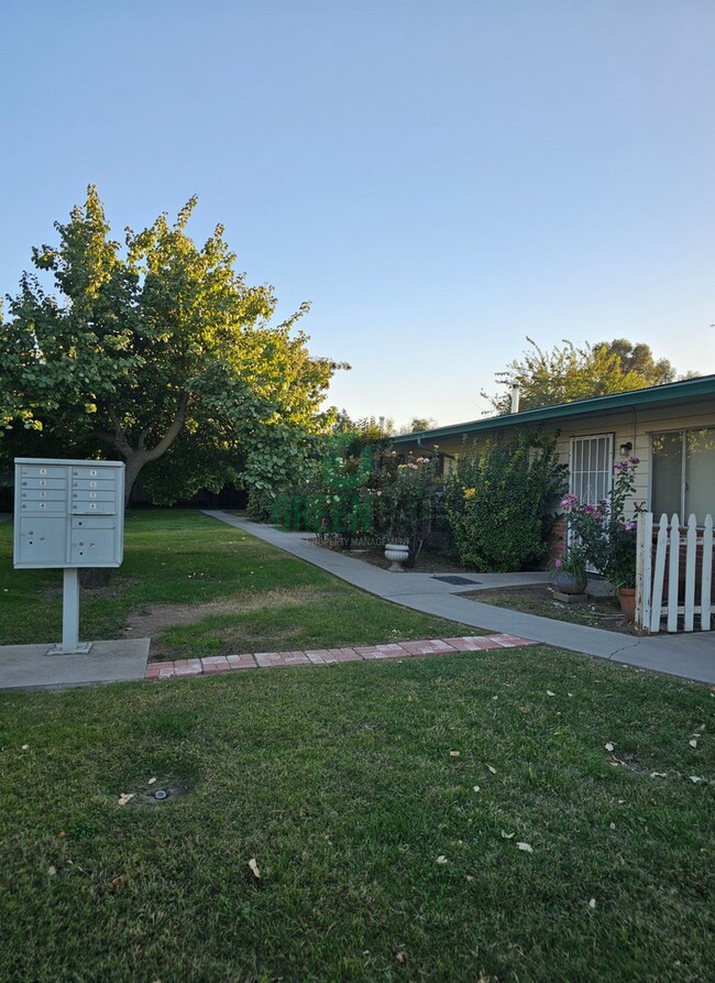 1326 Leonard Ave-Unit -Unit 2 in Modesto, CA - Foto de edificio - Building Photo