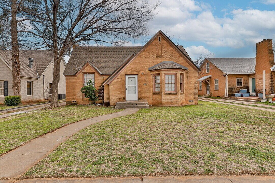 2015 16th St in Lubbock, TX - Building Photo